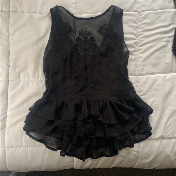 Guess Tops - 🖤RUFFLE Top
